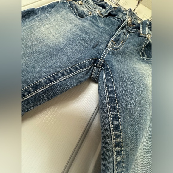 Miss Me lady’s skinny jeans. Jeweled pockets, broad stitching with light wear. - Picture 8 of 10